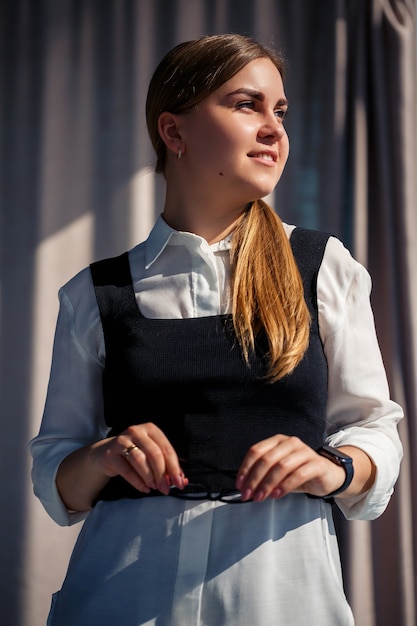 Femme d'affaires confiante, patronne debout dans un bureau moderne, dirigeante, propriétaire d'entreprise pensant au succès futur, planifiant de nouvelles opportunités