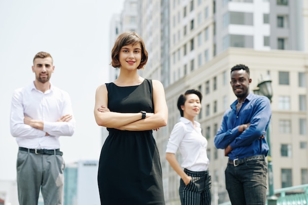 Femme d'affaires confiante positive