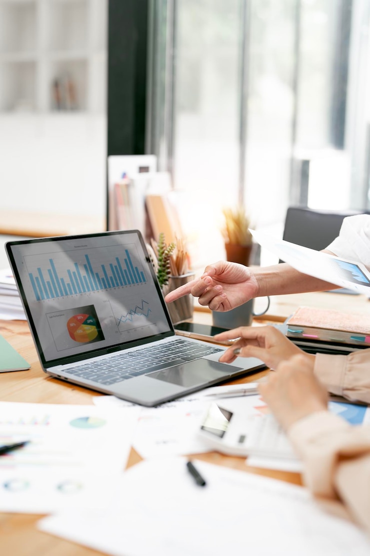 Photo femme d'affaires conseil réunion de travail et de brainstorming nouveau concept d'investissement de financement de projets d'entreprise