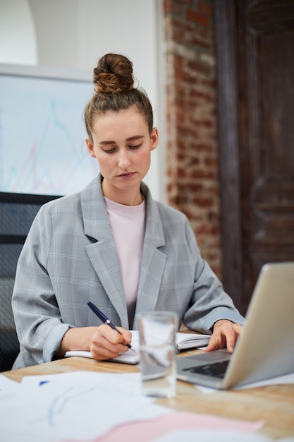 Femme d'affaires contemporaine travaillant au bureau