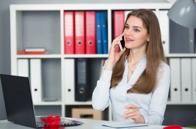 Femme affaires, conversation, smartphone, bureau