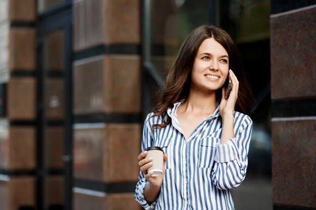 Femme affaires, conversation téléphone mobile.