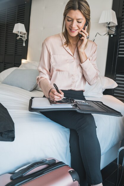 Femme affaires, conversation téléphone