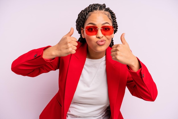 Femme d'affaires cool afro noire avec des tresses