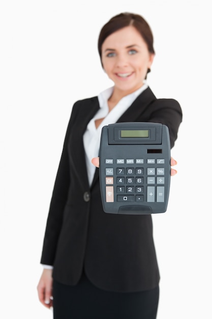 Femme d&#39;affaires en costume noir montrant une calculatrice