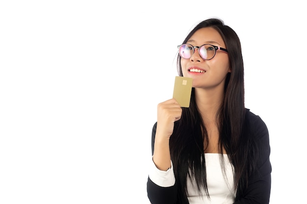 Femme d&#39;affaires en costume tenant montrant la carte à puce d&#39;affaires isolé sur fond blanc.