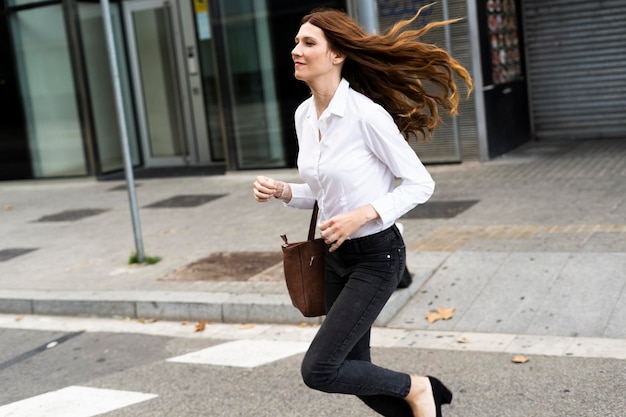 Femme d'affaires courant dans la rue