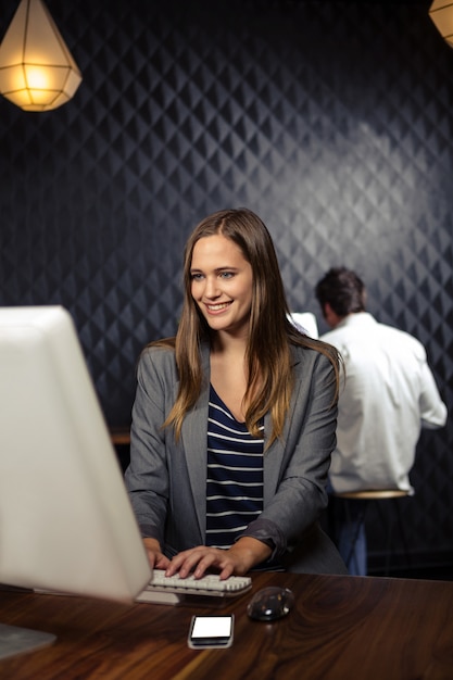 Femme d'affaires créative à l'aide d'ordinateur