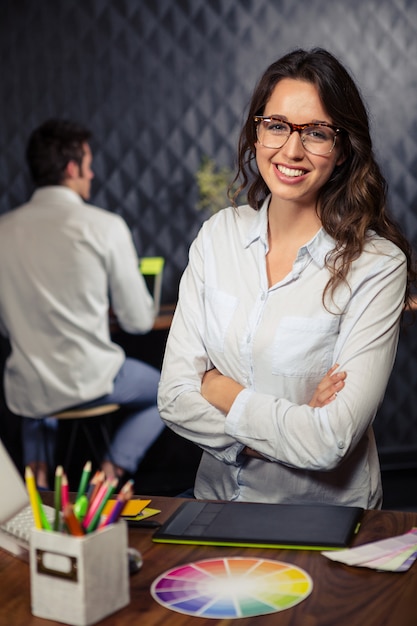 Femme d'affaires créative avec les bras croisés