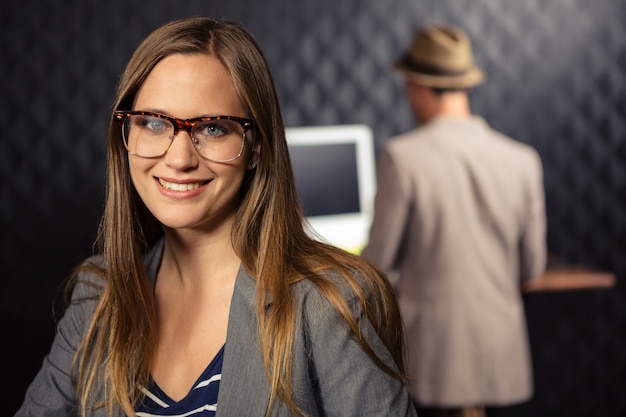 Femme d'affaires créative souriant à la caméra