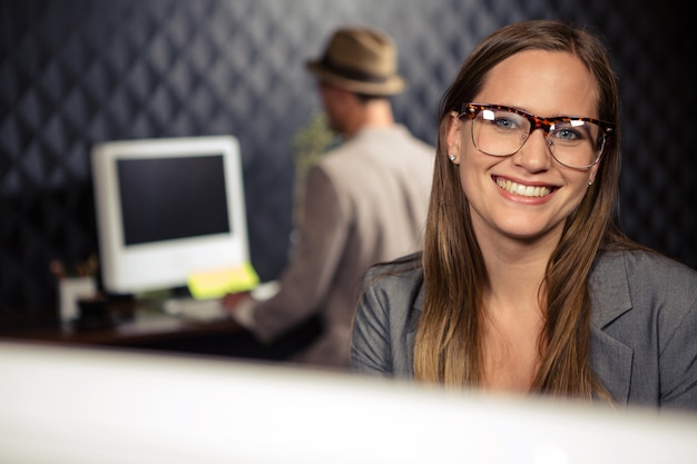 Femme d'affaires créative souriant à la caméra