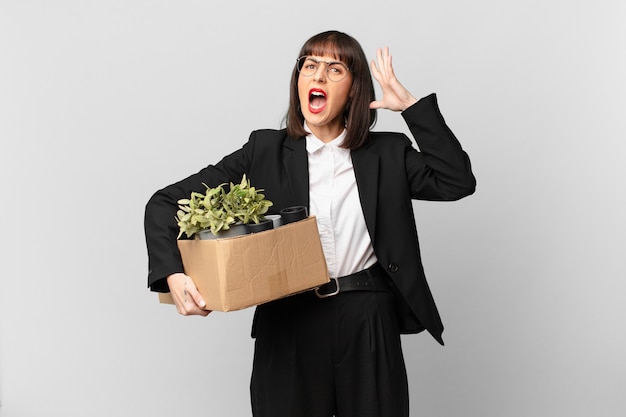 Femme d'affaires criant avec les mains en l'air, se sentant furieuse, frustrée, stressée et bouleversée