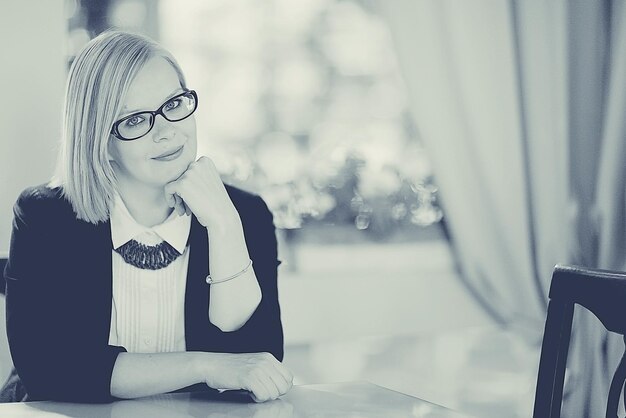 femme d'affaires dans un café