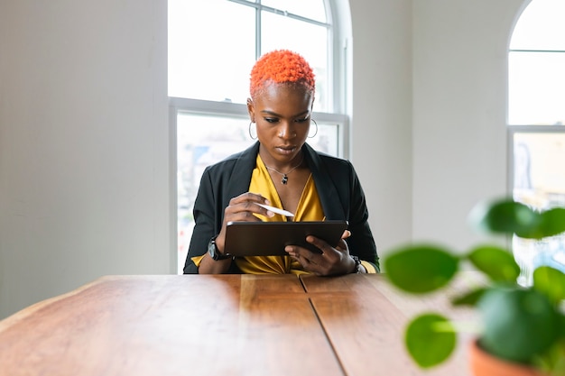 Femme D'affaires Dans Une Réunion De Bureau