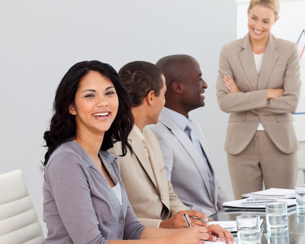 Femme d&#39;affaires dans une réunion en souriant