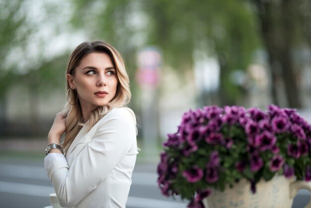 femme d'affaires dans la rue