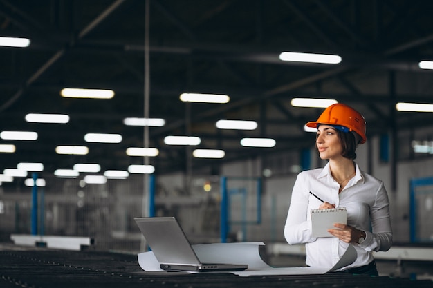 Femme d&#39;affaires dans une usine