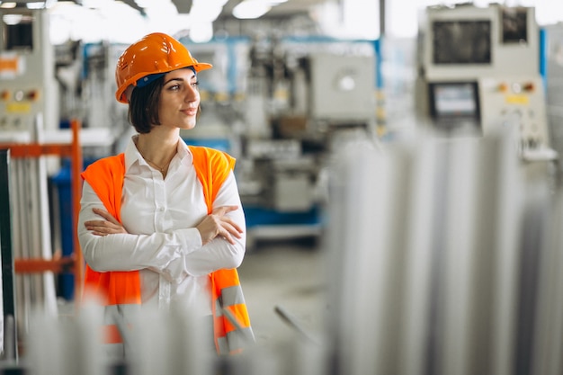 Femme d&#39;affaires dans une usine