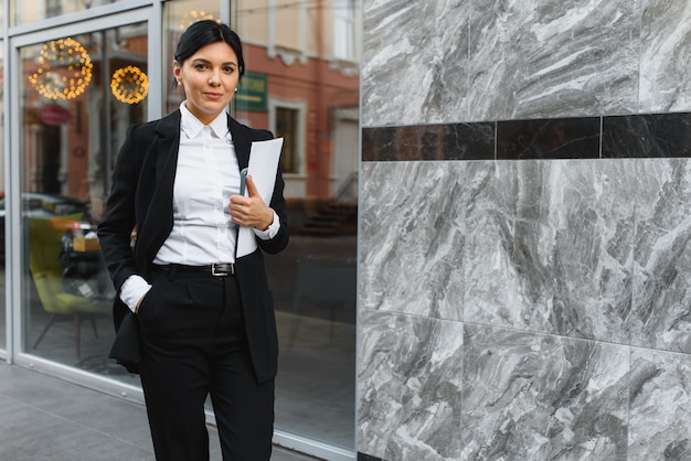 Femme d'affaires dans des vêtements élégants