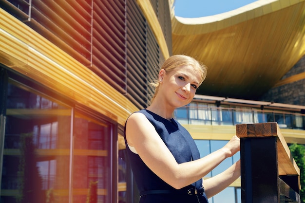 Femme d'affaires debout à côté de son bureau le matin