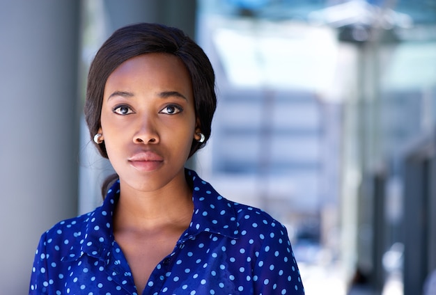 Femme d&#39;affaires debout à l&#39;extérieur de l&#39;immeuble de bureaux