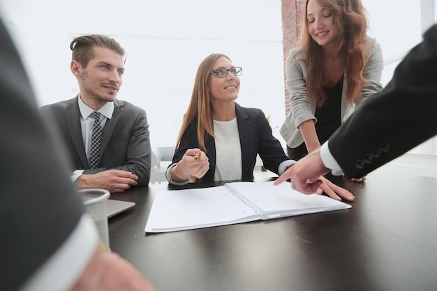 Femme d'affaires debout et menant une présentation d'entreprise