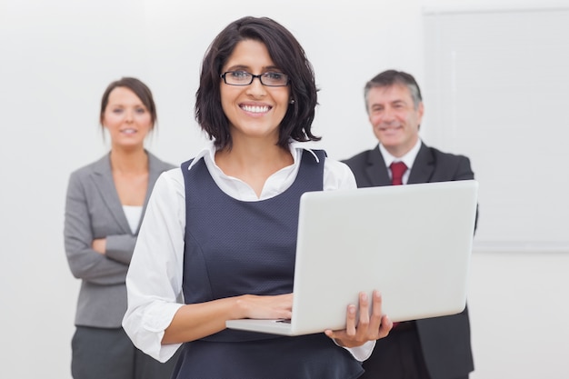 Femme d&#39;affaires debout avec un ordinateur portable