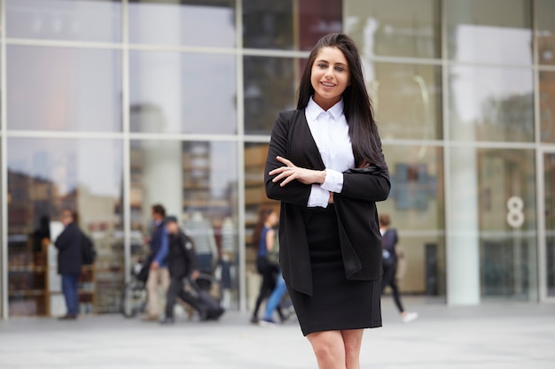 Femme affaires, dehors, bâtiment bureau