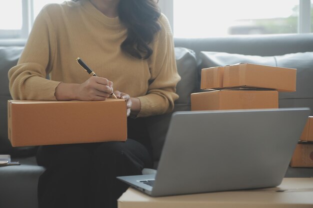 Femme d'affaires démarrer une petite entreprise entrepreneur succès PME femme indépendante travaillant à la maison avec livraison de colis en ligne PME et concept de livraison d'emballages