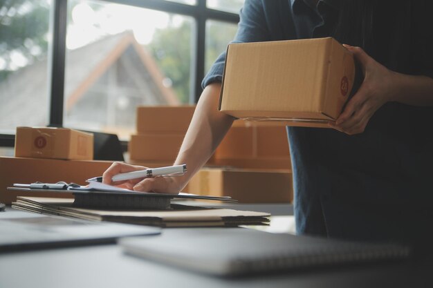 Femme d'affaires démarrer une petite entreprise entrepreneur succès PME femme indépendante travaillant à la maison avec livraison de colis en ligne PME et concept de livraison d'emballages