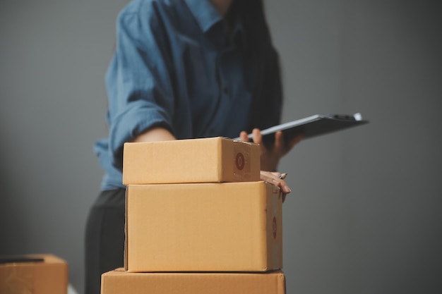 Femme d'affaires démarrer une petite entreprise entrepreneur succès PME femme indépendante travaillant à la maison avec livraison de colis en ligne PME et concept de livraison d'emballages