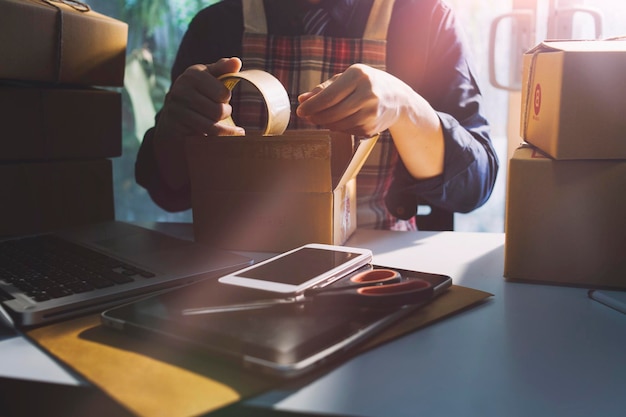 Femme d'affaires démarrer une petite entreprise entrepreneur succès PME femme indépendante travaillant à la maison avec livraison de colis en ligne PME et concept de livraison d'emballages