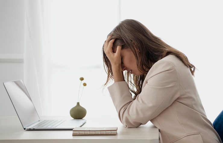 Photo femme d'affaires déprimée accablante avec son travail