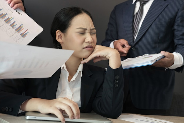 Femme D'affaires Désespérée Débordé De Travail Acharné. Femme Surmenée Souffrant De Stress