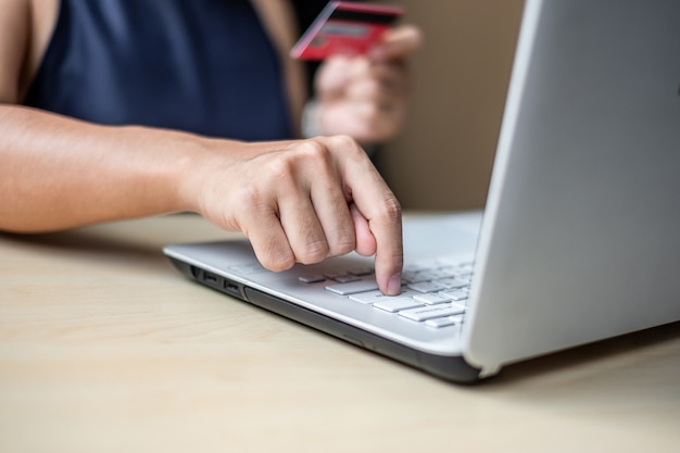 Femme d&#39;affaires détenant une carte de crédit pour faire des achats en ligne