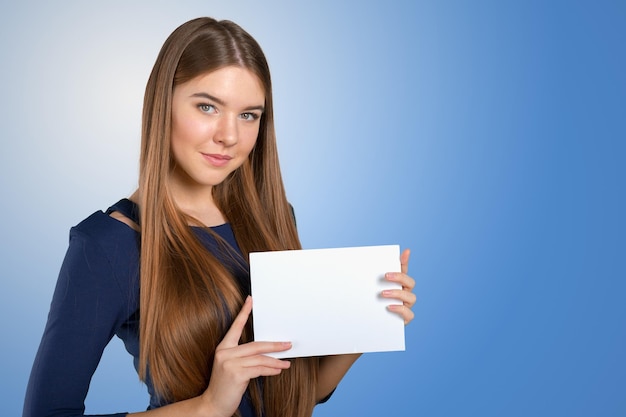 Femme d'affaires détenant une carte de visite vierge