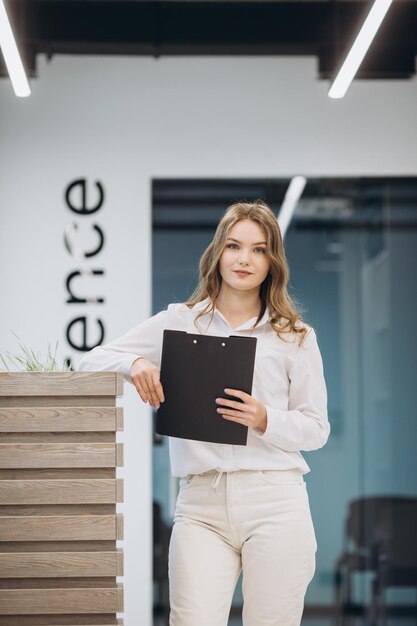 Femme d'affaires détenant un document dans un bureau