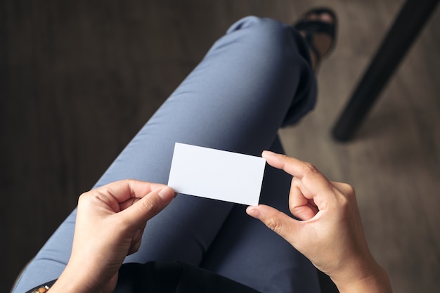 Femme D'affaires Détenant Une Entreprise Vide Assis Dans Le Bureau