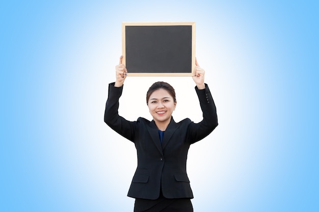 Femme d&#39;affaires détenant un tableau vide