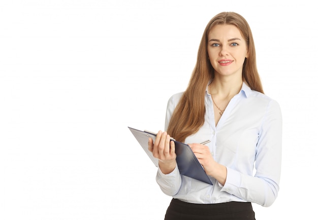 Femme d'affaires détenant une tablette écritoire et un stylo dans les mains. Isolé sur blanc