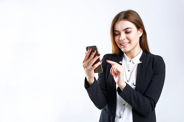 Femme d'affaires détient un smartphone