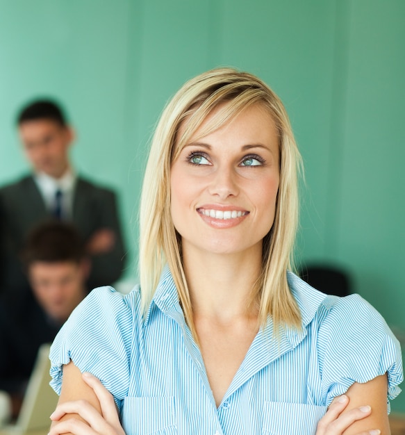 Femme d&#39;affaires devant un bureau avec des gens qui travaillent