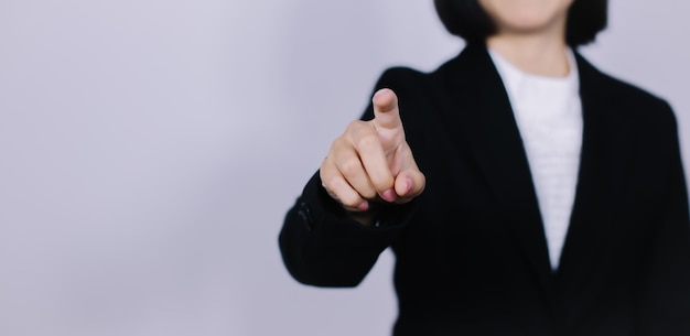 Femme d'affaires devant l'écran tactile visuel isolé sur fond flou Concept d'entreprise en ligne