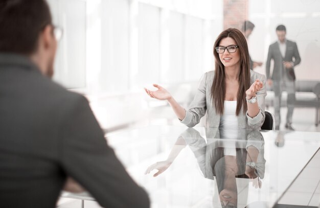 Femme d'affaires discute avec le client des termes du contrat photo avec espace de copie