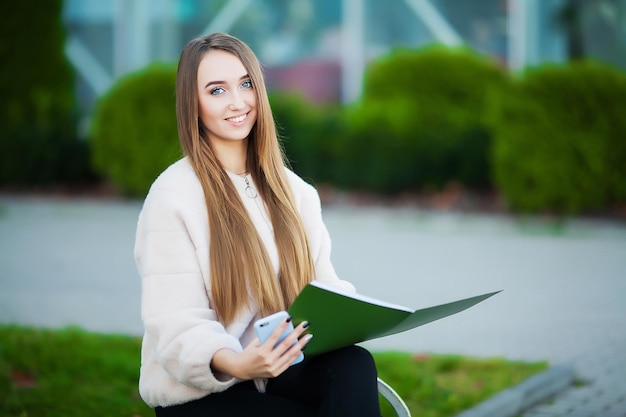 Femme d'affaires avec document près du centre d'affaires