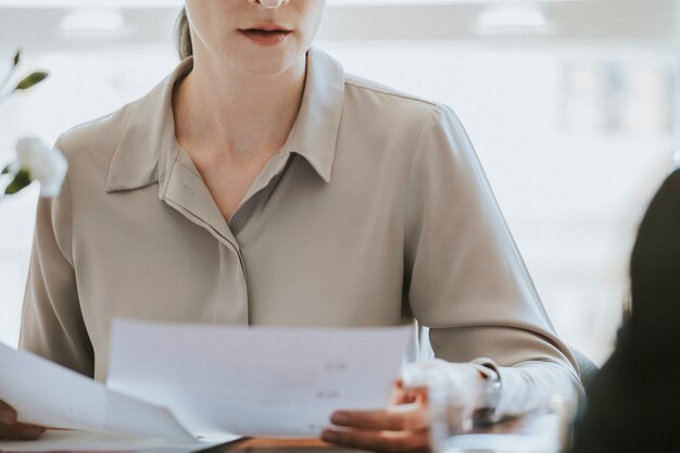 Femme d'affaires avec un document