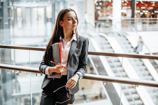 Femme d'affaires avec des documents au bureau