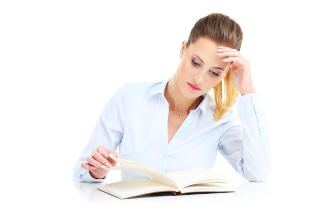 femme d'affaires avec des documents sur fond blanc