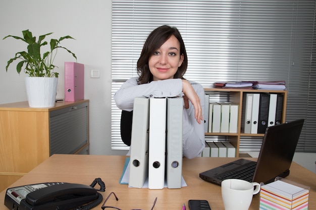 Femme d'affaires avec des documents sur son lieu de travail