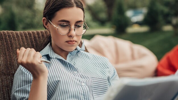 Femme d'affaires avec des documents